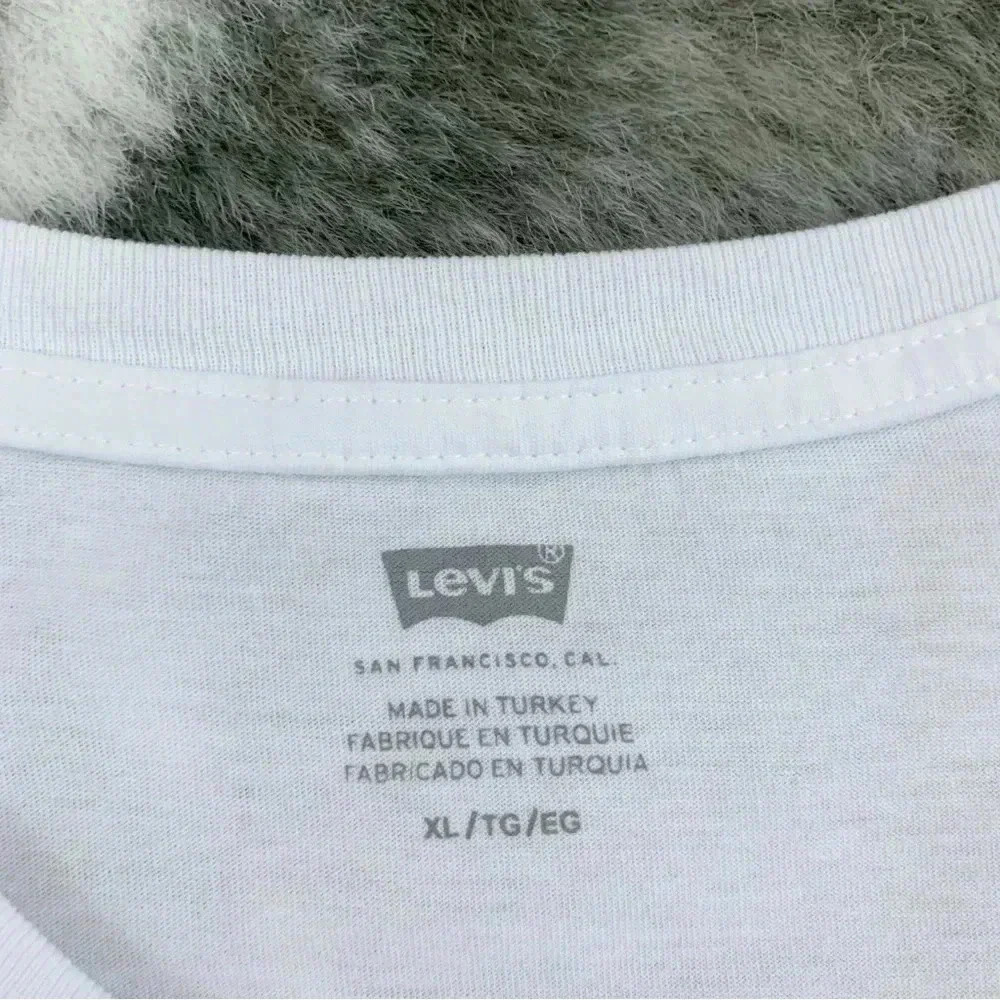 Levi’s Tee - Picture 4 of 11